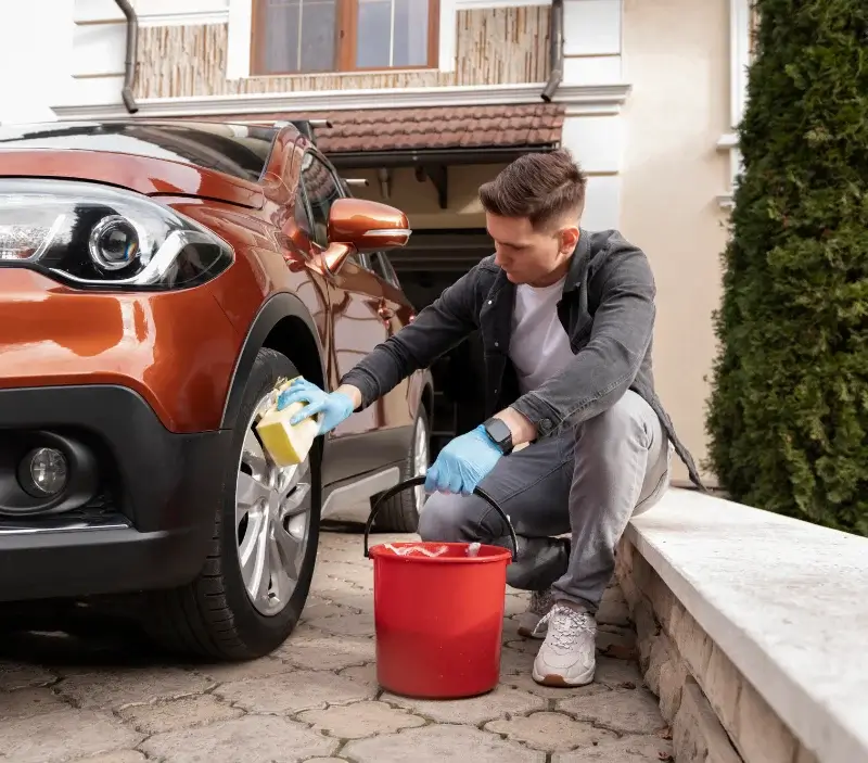 Lavage auto à domicile Laguian-Mazous : professionnel intervenant sur un véhicule